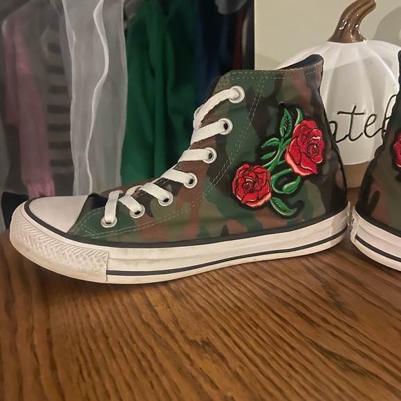 Cute high top army converse with red rose on one side of each shoe..like new - Picture 2 of 3